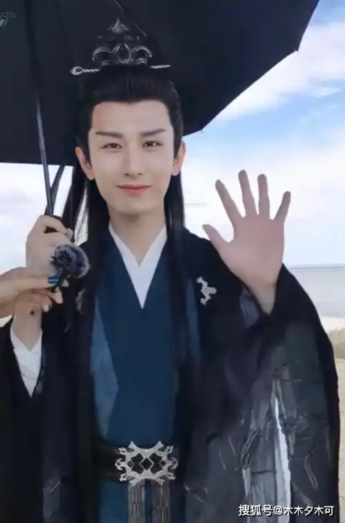 成毅远赴新疆拍戏,顶烈日工作,看清造型,杨紫接下此剧一点不亏
