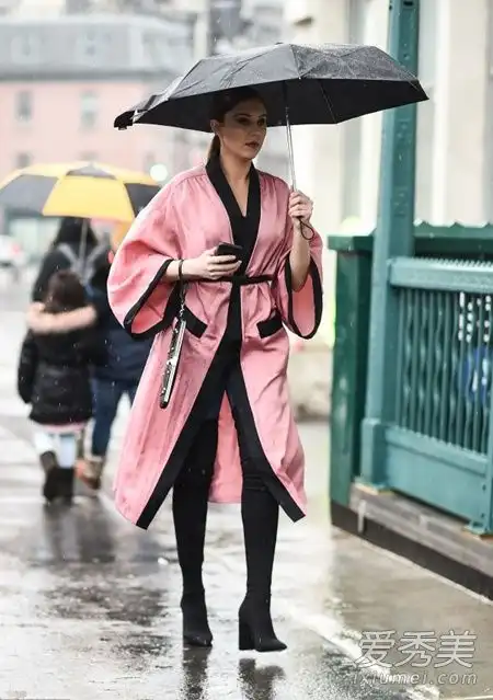 新季节穿什么有了这4件绸缎单品,你就是时尚的精髓