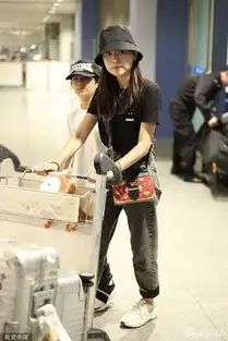 组图董洁牵手儿子现身机场顶顶黑白穿搭颜值高