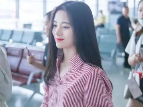 有种娇小叫女星鞋码,本以为赵丽颖够小了,却输给了她