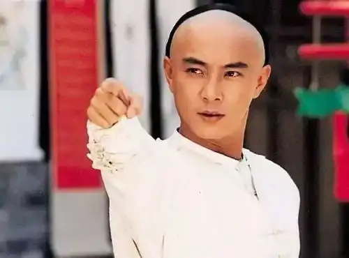 54岁张卫健落泪表白老婆感谢你当年破产不弃,穿二手婚纱嫁我