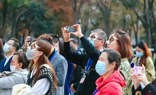 申城醉美秋景里,罗密欧与朱丽叶阳台上互诉衷肠
