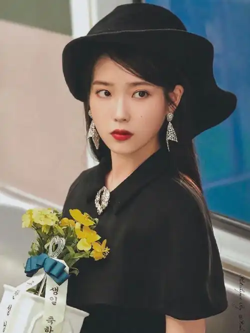 26岁李知恩iu真百变,蓝发造型上线,美出新高度
