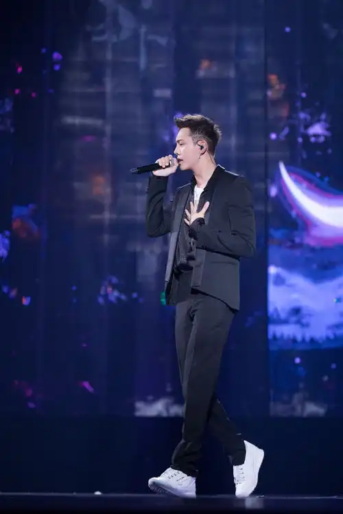 陈伟霆首唱新歌清醒梦境w企划延续街舞模式燃爆舞台