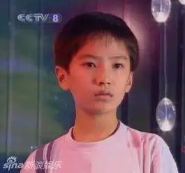 组图快乐星球丁凯乐长大戴眼镜文质彬彬