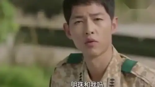太阳的后裔刘时镇偷看乔妹,结果被徐大荣发现了
