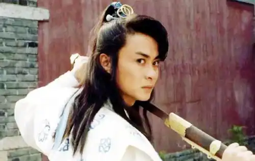 演员邢岷山曾打抱不平被毁容,如今带着平凡妻子拍戏有内情