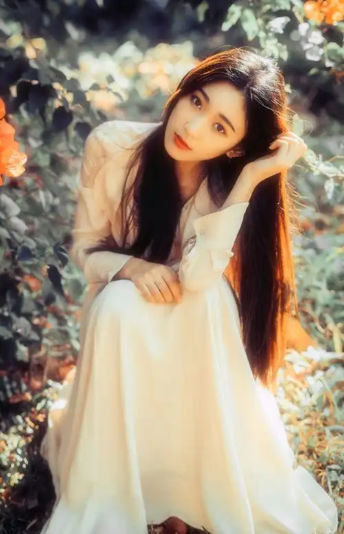 长发美女甜美街拍
