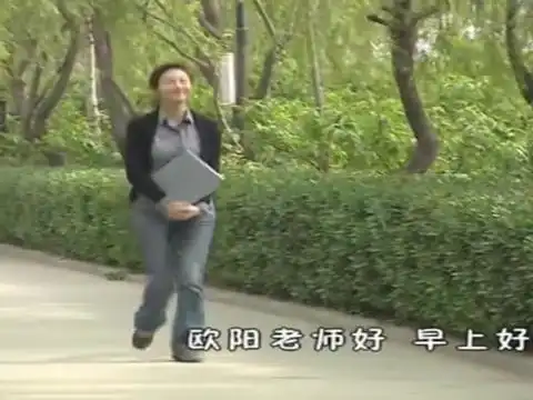 快乐星球艾克被投放在地球上,和艾雪成了表兄妹,来完成任务