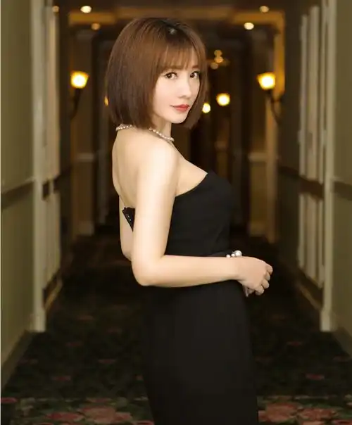 40岁柳岩下乡拍大片,身材曲线我给满分,服装造型不敢恭维