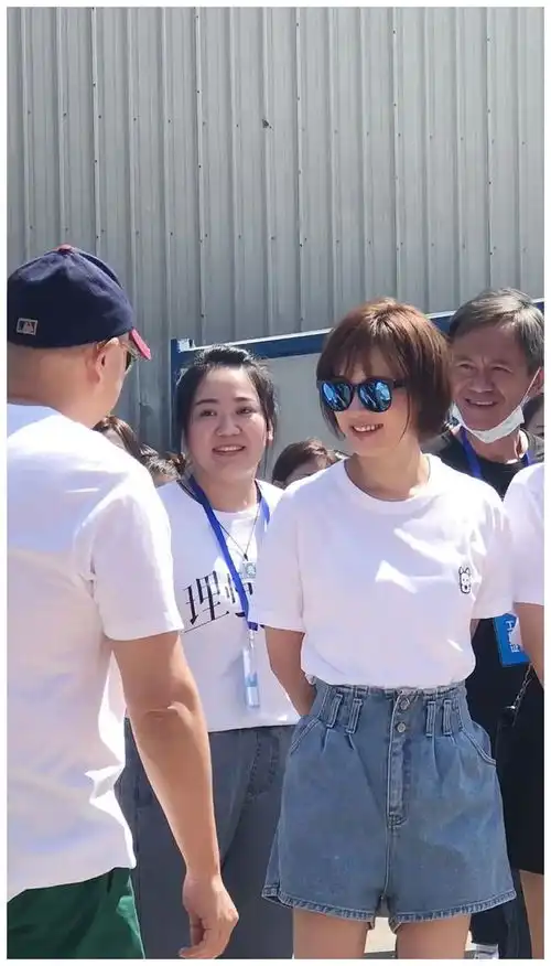 孙俪新剧生图来了穿白t恤配短裤,身材不输杨超越,新发型美爆