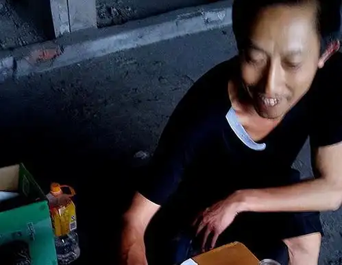 四川拾荒男蜗居桥洞18年,编写彩票秘籍定价800元能赚800亿