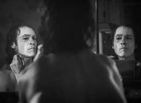 小丑发布全新剧照杰昆菲尼克斯赤裸上身
