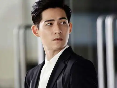 误打误撞进入娱乐圈的4明星,一位因系鞋带,一位陪朋友视镜