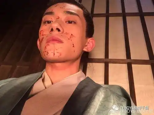 易烊千玺李泌剧照被打溅一脸血
