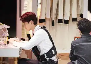 组图白敬亭身穿机能马甲制服尽显科技感白衬衫眼镜斯文帅气