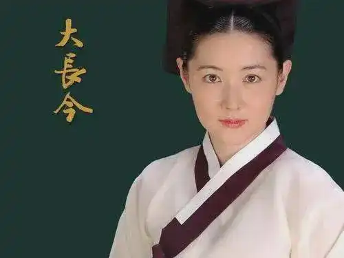 大指挥家的李英爱,留着短发,穿得西装革履,为何这么飒
