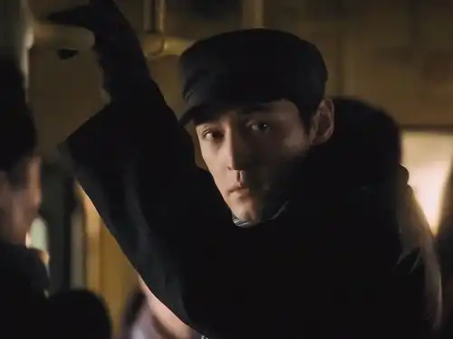 胡歌在繁花里的演技苏州河跳桥的搞笑戏也要黑的话,很难不怀疑是曲解剧情恶意评说