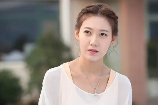 她是靳东的亲妹妹,现因这部剧一炮而红,如今老公成了一个迷
