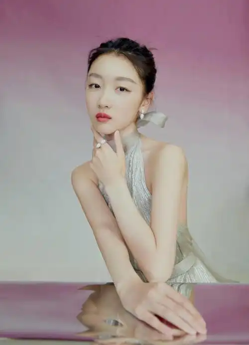 周冬雨穿银色露背长裙大秀肩颈曲线眼神冷艳气场十足