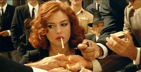 美人迟暮58岁球花莫妮卡贝鲁奇熏浓妆难掩老态,年轻时有多美
