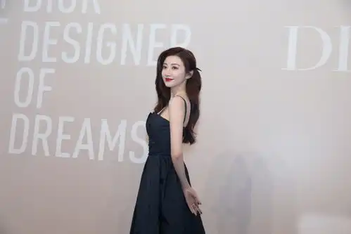 她出道就被质疑后台强大,今穿深蓝色吊带裙,肤白貌美像大家小姐