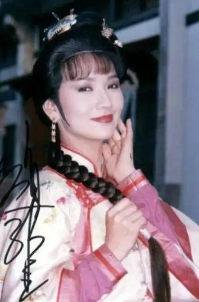 赵雅芝出席活动,台秀轻盈,皓婉皎月,不及你莞尔一笑
