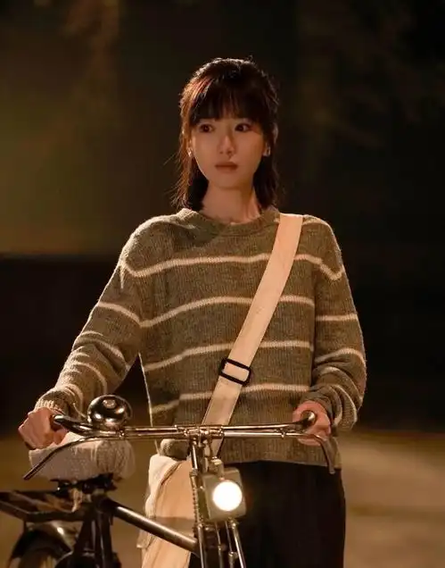 毛晓彤分享结婚照,红衣复古美人,网友祝福乔三丽王一丁新婚快乐
