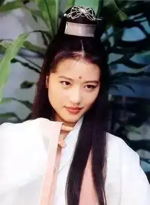 拒演赵灵儿被称第二个刘亦菲,因打人进派出所飙脏话,整成蛇精脸
