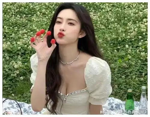 孟子义户外野餐美照惊艳曝光,抹胸泡泡袖短裙,清新画面引发热议