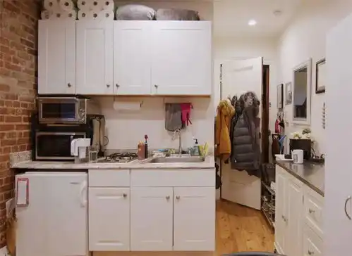 一27岁小姑娘蜗居15㎡逼仄小窝,极致收纳,被子放在橱柜上,绝了