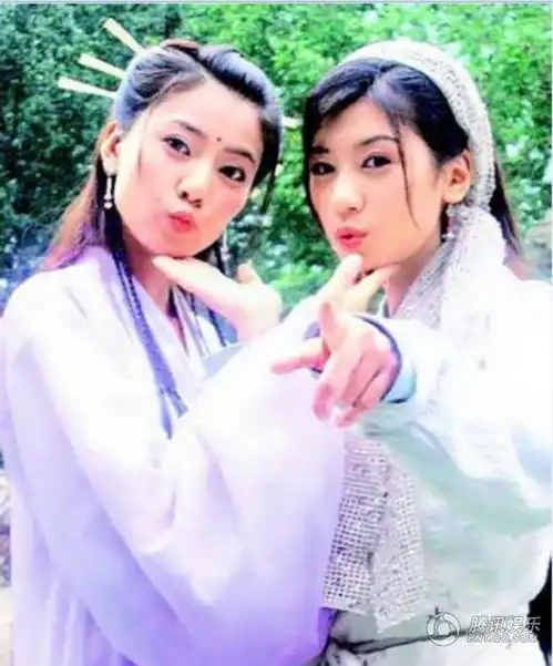 倚天片场照高圆圆贾静雯做鬼脸
