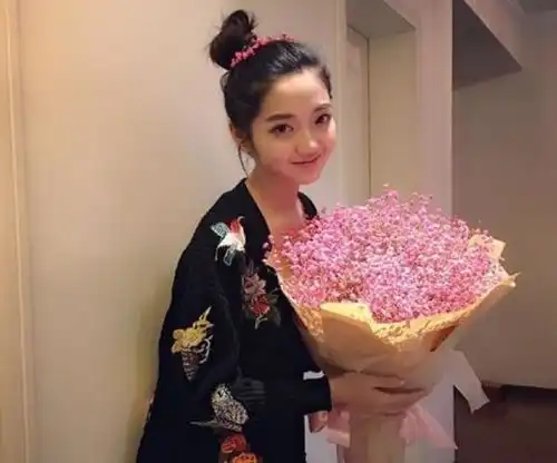 她是快乐星球中的冰柠檬,长大后越变越美,如今成了这样