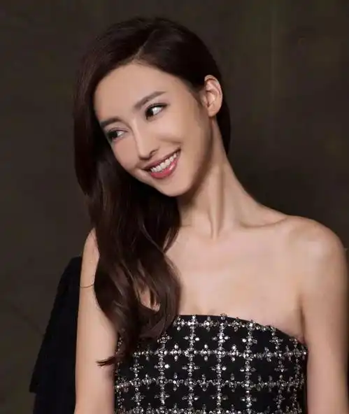 倾城时光全剧最大的败笔,是她整容脸左撇子