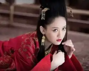 杨幂蒋勤勤杨颖刘诗诗迪丽热巴赵丽颖,女星一袭红衣谁最美最仙艳