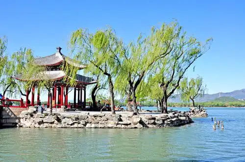 皇家园林颐和园三十七知春亭