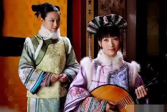 甄嬛传安陵容怀孕挺着大肚子时,为啥皇上临走前要故意拍一下