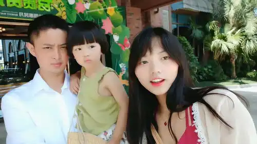 一家三口出去玩,女儿跟爸爸玩的很嗨,感觉生女儿就像生了个情敌
