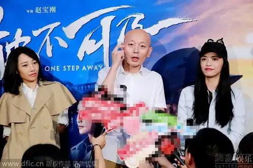 葛优休闲装现身见记者偷拍立刻谨慎离开
