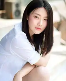 名字取得像男人,五官精致十分耐看,今35岁却越来越没星味了