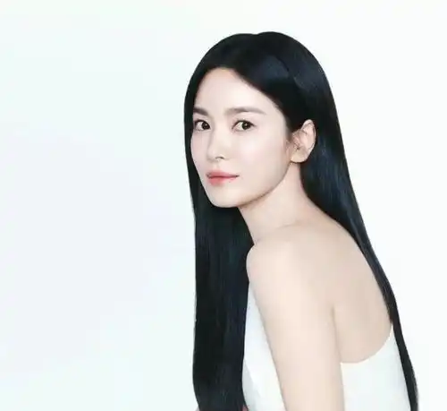 汤唯凌晨晒照与宋慧乔开心合照,与裴秀智朴宝剑欢乐合影