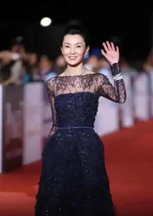 张曼玉年轻时候的照片,美得很精致,就是身材一直都干瘪瘪的

