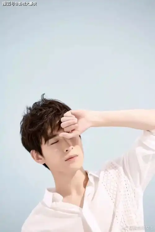 他在逆光中告白男二竟是铠甲勇士演员,曾经的童年偶像,如今的少年郎
