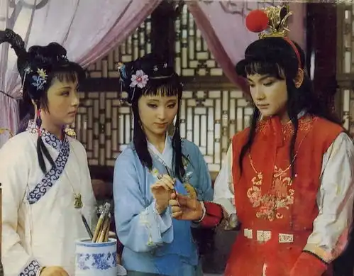 王熙凤怀疑老太太不是真心给宝钗过生日,贾母让史湘云留下看戏
