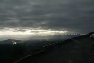 崎岖的山路通往天空之城稻城亚丁