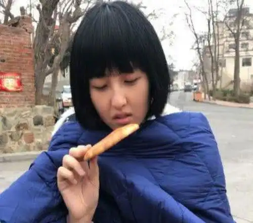 张子枫一个月脸上痘痘消失,只因戒掉2种零食,00后却爱不释手
