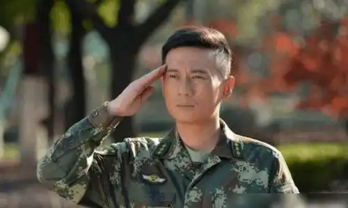 跑龙套15年因我是特种兵走红,岳父李幼斌对其赞不绝口