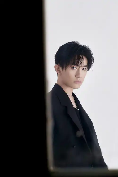 工作室分享易烊千玺少年之名剧照,全新身份开启青春里的无限可能