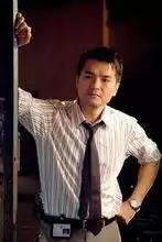 他演30多年配角终成影帝,用后半生向刘德华报恩今52岁生活朴素