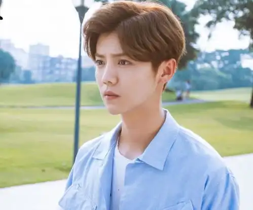 华晨宇包场支持关晓彤新电影豪还是你豪,鹿晗可学着点吧
